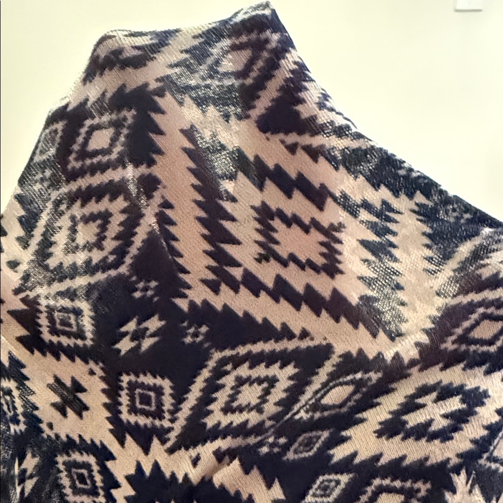 Wallpapher Geometric Navy and Cream Long Sleeve Top - Picture 4 of 5